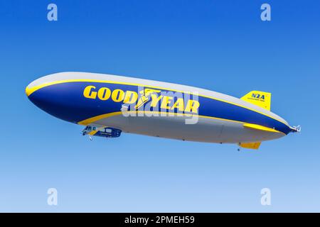 Fort Lauderdale, Stati Uniti – 13 novembre 2022: Nave aerea Goodyear Zeppelin NT a Fort Lauderdale negli Stati Uniti. Foto Stock