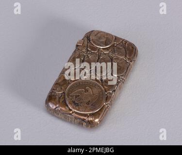 Monete su Simulated Alligator Skin Matchsafe; prodotto da Gorham Manufacturing Company (Stati Uniti); USA; argento; 6,6 x 3,7 x 1 cm (2 5/8 x 1 7/16 x 3/8 pollici) Foto Stock