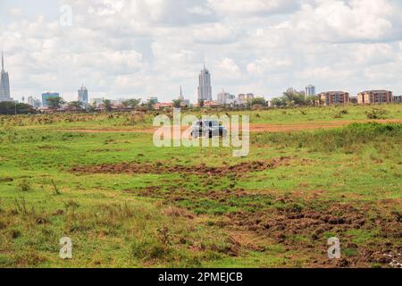 Skyline di Nairobi visto dal Parco Nazionale di Nairobi, Kenya Foto Stock