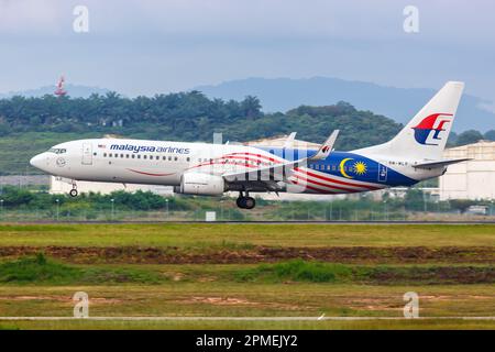 Kuala Lumpur, Malesia - 5 febbraio 2023: Aereo Boeing 737-800 della Malaysia Airlines all'aeroporto di Kuala Lumpur (KUL) in Malesia. Foto Stock