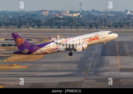 Bangkok, Thailandia - 9 febbraio 2023: Aereo Thai Smile Airbus A320 all'aeroporto Suvarnabhumi di Bangkok (BKK) in Thailandia. Foto Stock