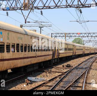 Treno con binario ferroviario. Treno con la linea ferroviaria. Treno ferroviario Indiano moderno con binario ferroviario e vano elettrico. Viaggio in treno. Foto Stock