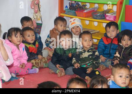 I bambini vietnamiti in asilo nido fotografati a SA Pa, Vietnam nordoccidentale Foto Stock