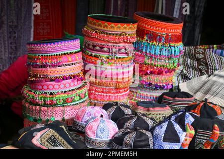 Vietnam, mercato di Bac ha, Fiore Hmong donne in vestito tradizionale la gente di Hmong è un gruppo indigeno nell'Asia orientale e sudorientale. In Cina, l'HMO Foto Stock