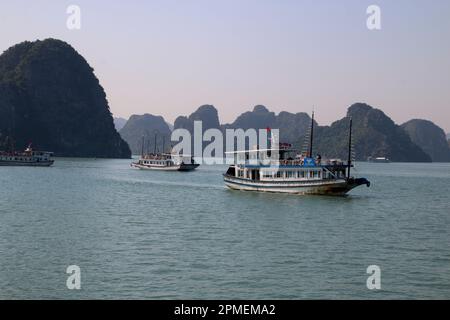 Baia di Halong in Vietnam Hạ Long Bay o Baia di Halong è un sito patrimonio dell'umanità dell'UNESCO e popolare destinazione di viaggio nella provincia di Quảng Ninh, Vietnam. Foto Stock