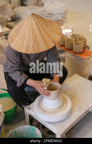 Ciotole di design blu di terracotta tradizionale orientale fatte a mano in mostra nella fabbrica di ceramica fotografata in Vietnam, vicino alla baia di ha Long Foto Stock