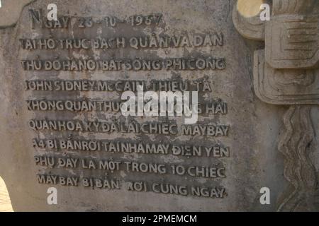 Monumento John McCain al lago Truc Bach, Hanoi, Vietnam Foto Stock