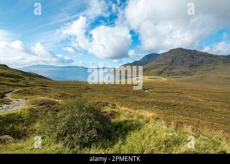 Camasunary Bay con picchi di Sgurr na stri e Gars Bheinn nel nero montagne Cuillin oltre, Isola di Skye, Scotland, Regno Unito Foto Stock