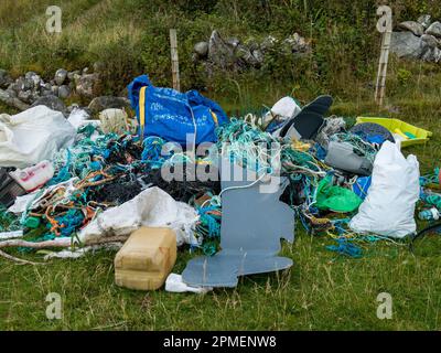 Rifiuti di plastica, molti dei quali provengono da vecchi attrezzi da pesca, raccolti in un mucchio su Torrin Beach, Isola di Skye, Scozia, Regno Unito Foto Stock