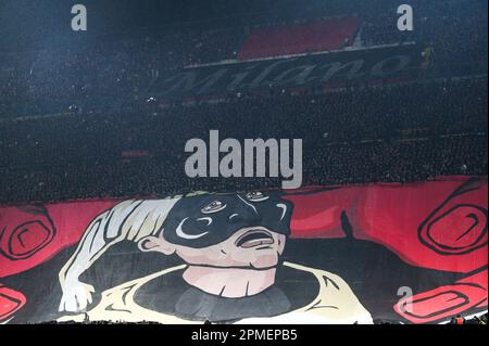 AC Milan tifosi durante le finali del quarto di UEFA Champions League prima tappa tra AC Milan e SSC Napoli su 12 di Avril 2023 allo stadio Giuseppe Meazza San Siro di Milano. Foto Tiziano Ballabio Foto Stock