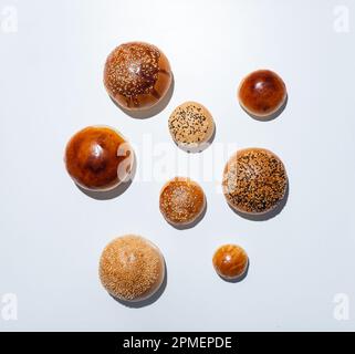 Vista dall'alto di quattro pane appena sfornato con semi di chia e papavero Foto Stock