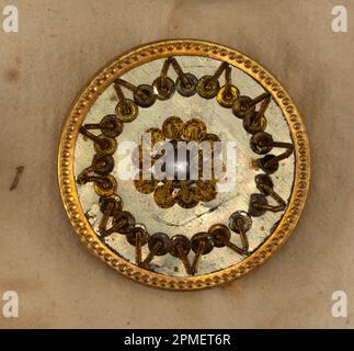 Bottone (Francia); carta, foglio metallico, filo, paillette Foto Stock