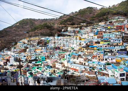 Ammira il paesaggio urbano di Gamcheon Culture Village e la colorata casa a schiera o Santorini della città di Pusan per i viaggiatori coreani stranieri trave Foto Stock