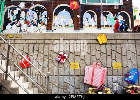 Pittura d'arte che disegna la tradizione culturale della gente locale nel villaggio culturale di Gamcheon o Santorini della città di Pusan sulle pareti per i viaggiatori coreani viaggio v Foto Stock