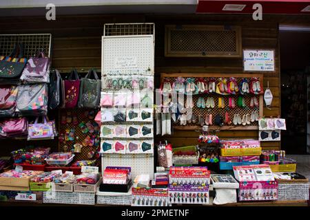 Souvenir prodotti da regalo nel negozio locale per i coreani viaggiatori stranieri visitare acquistare a Gamcheon Culture Village o Santorini di Pusan Foto Stock