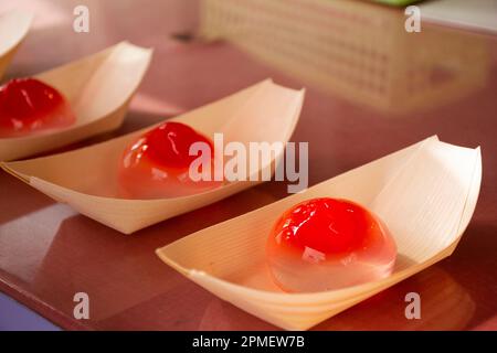 Mizu shingen gelatina trasparente mochi o torta all'acqua raindrop su tazza di foglia di bambù per i viaggiatori coreani acquistare mangiare nel locale negozio caffè a Gamcheon cultu Foto Stock