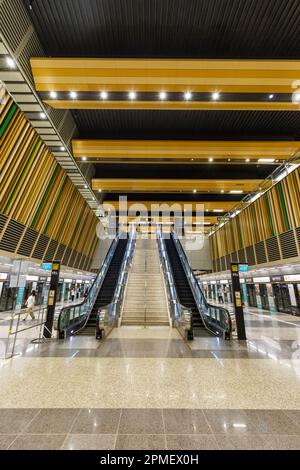 Singapore – 4 febbraio 2023: Stazione della metropolitana Woodlands di Thomson East Coast Line trasporto pubblico formato ritratto a Singapore. Foto Stock