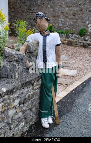 Il Kettlewell Scarecrow Festival sembra essere un evento annuale di agosto nello Yorkshire Dales.IT ha un'alta partecipazione villager ed è un grande evento. Foto Stock