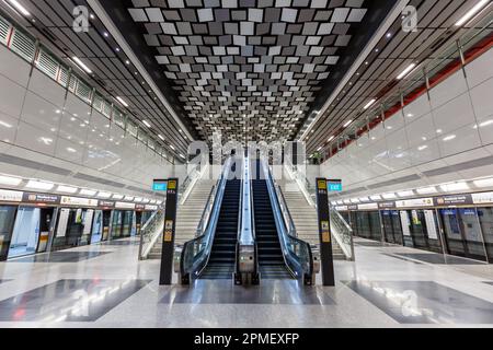 Singapore – 4 febbraio 2023: Stazione della metropolitana Woodlands a nord di Thomson East Coast Line, trasporto pubblico a Singapore. Foto Stock