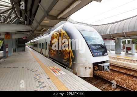 Kuala Lumpur, Malesia – 5 febbraio 2023: Treno espresso della linea KLIA Ekspres alla stazione ferroviaria di Salak Tinggi a Kuala Lumpur, Malesia. Foto Stock