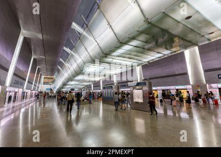 Singapore – 4 febbraio 2023: Stazione della metropolitana Changi Airport trasporto pubblico a Singapore. Foto Stock