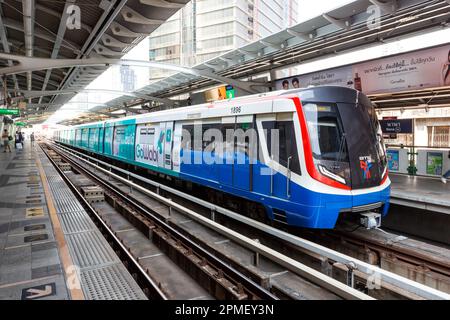 Bangkok, Thailandia – 14 febbraio 2023: Treno metropolitano della linea BTS SkyTrain Sukhumvit alla stazione di Nana dei trasporti pubblici a Bangkok, Thailandia. Foto Stock