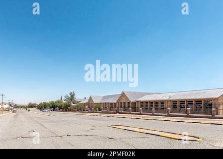 Kenhardt, Sud Africa - Febbraio 28 2023: Una scena di strada, con la Kenhardt High School, a Kenhardt nella Provincia del Capo Settentrionale Foto Stock