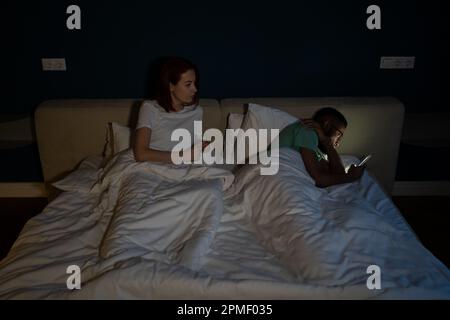 La coppia interracial infelice ha problemi nella vita di Unione causata dalla dipendenza dello smartphone Foto Stock
