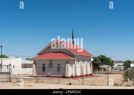 Kenhardt, Sud Africa - Febbraio 28 2023: Una scena di strada, con la Chiesa Neo-Apostolica, a Kenhardt, nella Provincia del Capo Settentrionale Foto Stock