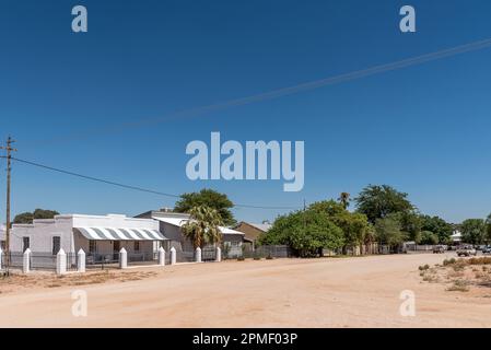 Kenhardt, Sud Africa - Febbraio 28 2023: Una scena di strada, con vecchie case, a Kenhardt nella Provincia del Capo Settentrionale Foto Stock