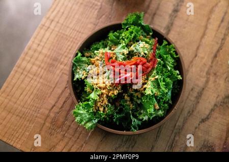 Insalata di sesamo Kale all'Ivan Mazemen, residenza pop-up dello chef ramen Ivan Orkin a Neighbourhood, Angel, Londra, Regno Unito Foto Stock