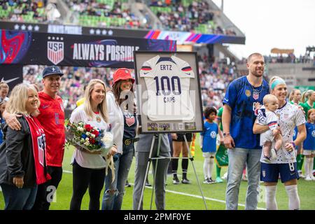 Austin, Stati Uniti. 08th Apr, 2023. Julie Ertz (8 Stati Uniti) festeggia con la sua famiglia 100 cappellini allo stadio Q2 di Austin, Texas, Stati Uniti (nessun utilizzo commerciale). (Elyanna Garcia/SPP) Credit: SPP Sport Press Photo. /Alamy Live News Foto Stock