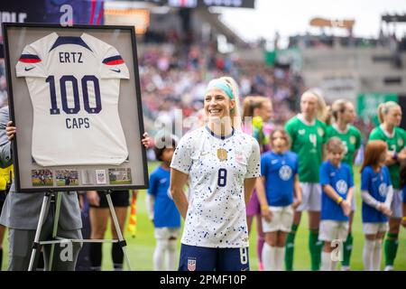 Austin, Stati Uniti. 08th Apr, 2023. Julie Ertz (8 Stati Uniti) festeggia i 100 caps allo stadio Q2 di Austin, Texas, Stati Uniti (senza uso commerciale). (Elyanna Garcia/SPP) Credit: SPP Sport Press Photo. /Alamy Live News Foto Stock