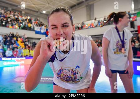 PalaWanny, Firenze, Italia, 12 aprile 2023, Indre Sorokaite (Savino del bene Scandicci) celebra la vittoria della CEV Cup durante la finale - Savino del Foto Stock