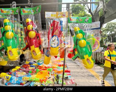 13 aprile 2023, Thailandia, Bangkok: Per la prima volta in quattro anni, il festival dell'acqua di Songkran è ancora una volta un momento di festa esuberante. Foto: Carola Frentzen/dpa Foto Stock