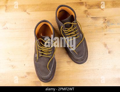 un paio di vecchie scarpe invernali su un pavimento in legno Foto Stock