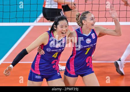 PalaWanny, Firenze, Italia, 12 aprile 2023, Ting Zhu (Savino del bene Scandicci) ed Elena Pietrini (Savino del bene Scandicci) festeggiano durante la pinna Foto Stock