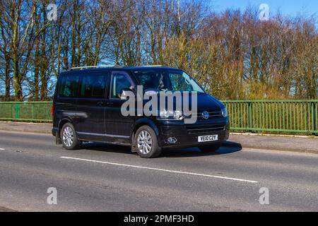 2010 VW Volkswagen Caravelle ex-tive TDI 180, Bitdi 180 Black Car Large MPV Diesel 1968 cc; attraversando il ponte autostradale M61 a Greater Manchester, UK Foto Stock