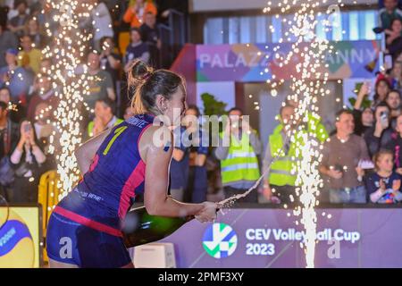 PalaWanny, Firenze, Italia, 12 aprile 2023, Indre Sorokaite (Savino del bene Scandicci) celebra la vittoria della CEV Cup durante la finale - Savino del Foto Stock