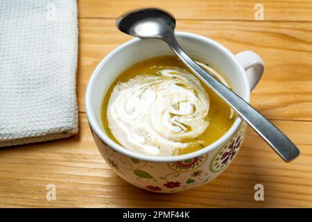 Zuccini vegetariani fatti in casa con formaggio blu in una ciotola bianca su un vecchio tavolo marrone in legno Foto Stock