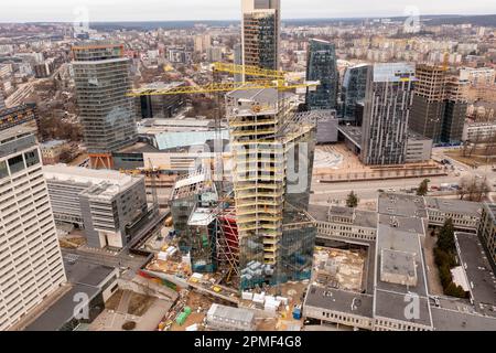 Fotografia del drone di paesaggio urbano e costruzione di grattacielo durante la prima primavera nuvoloso giorno. Vista ad angolo alto Foto Stock