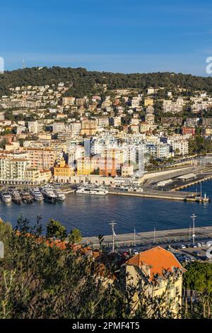 Vista sopraelevata da colline du Chateau a Port Lympia e Mont Boron, Nizza, Francia, Costa Azzurra, Costa Azzurra, Francia, Europa Foto Stock