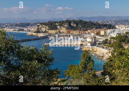 Vista sopraelevata da Mont Boron fino alla spiaggia di Coco, Port Lympia e colline du Chateau, Nizza, Francia, Costa Azzurra, Costa Azzurra, Francia, Europa Foto Stock