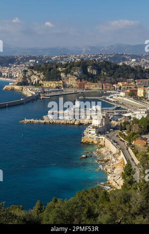 Vista sopraelevata da Mont Boron fino alla spiaggia di Coco, Port Lympia e colline du Chateau, Nizza, Francia, Costa Azzurra, Costa Azzurra, Francia, Europa Foto Stock