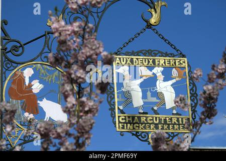 Francia, Alto Reno (68), Colmar, Rue des Tetes, macellaio Aux Deux Freres, segno creato da Hansi 1932 Foto Stock