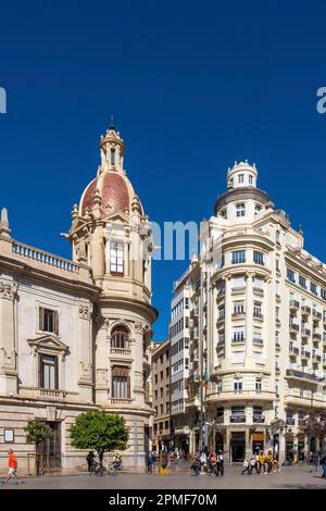 Spagna, Valencia, Piazza del Municipio (Plaza del Ayuntamiento), sull'angolo sinistro del municipio (1905) dagli architetti Francisco de Mora y Berenguer e Carlos Carbonell Pañella e sulla destra un edificio del 1930s Foto Stock