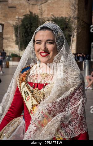 Spagna, Valencia, fallera, giovane donna in costume tradizionale in gara per il titolo di Fallera Mayor, regina delle fallas di Valencia Foto Stock