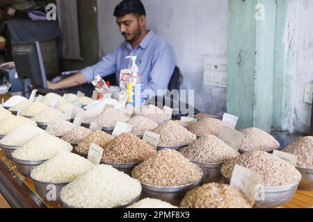 India, Kerala, Kozhikode o Calicut, il Big Bazar, diverse specie di riso Foto Stock