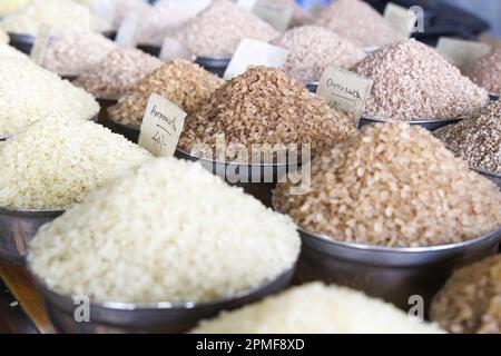 India, Kerala, Kozhikode o Calicut, il Big Bazar, diverse specie di riso Foto Stock