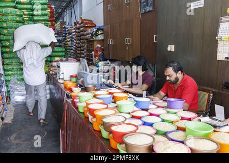 India, Kerala, Kozhikode o Calicut, il Big Bazar, negozio di riso Foto Stock